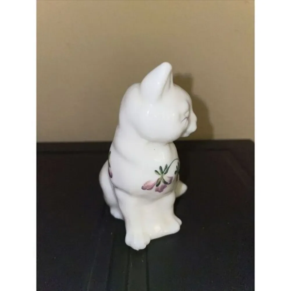 Fenton Art Glass‎ White floral sitting Cat Hand Painted Kitten signed